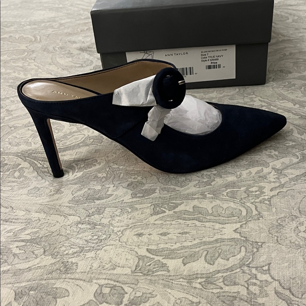 NIB Ann Taylor Blaine Buckle Mule Pumps in True Navy Size 7 - Picture 4 of 5